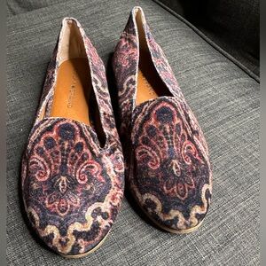 NWOT Lucky Brand Velvet Flats - Black and Red. Design.  Women’s 6